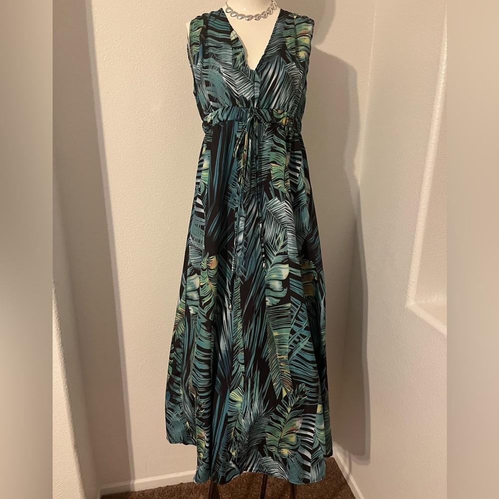 Pretty multi-colored maxi dress. Estimated size 8/10.  Brand New (no tags)